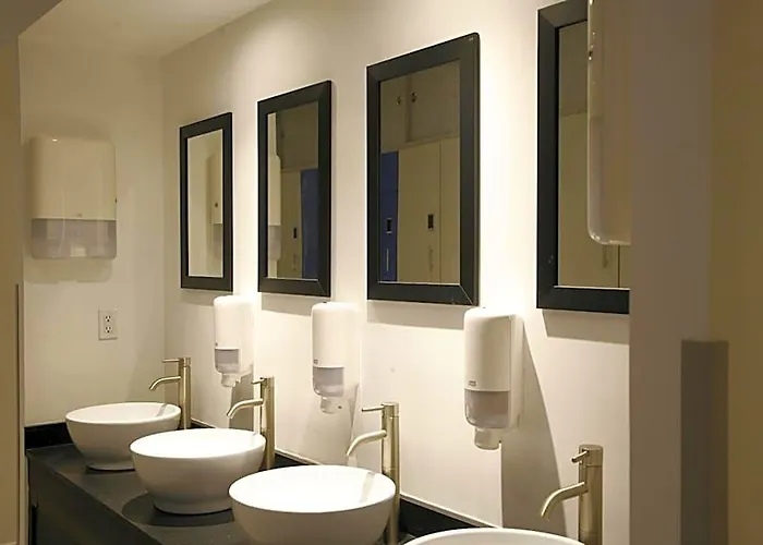 Izzzleep Aeropuerto Terminal 1 Capsule hotel 3*